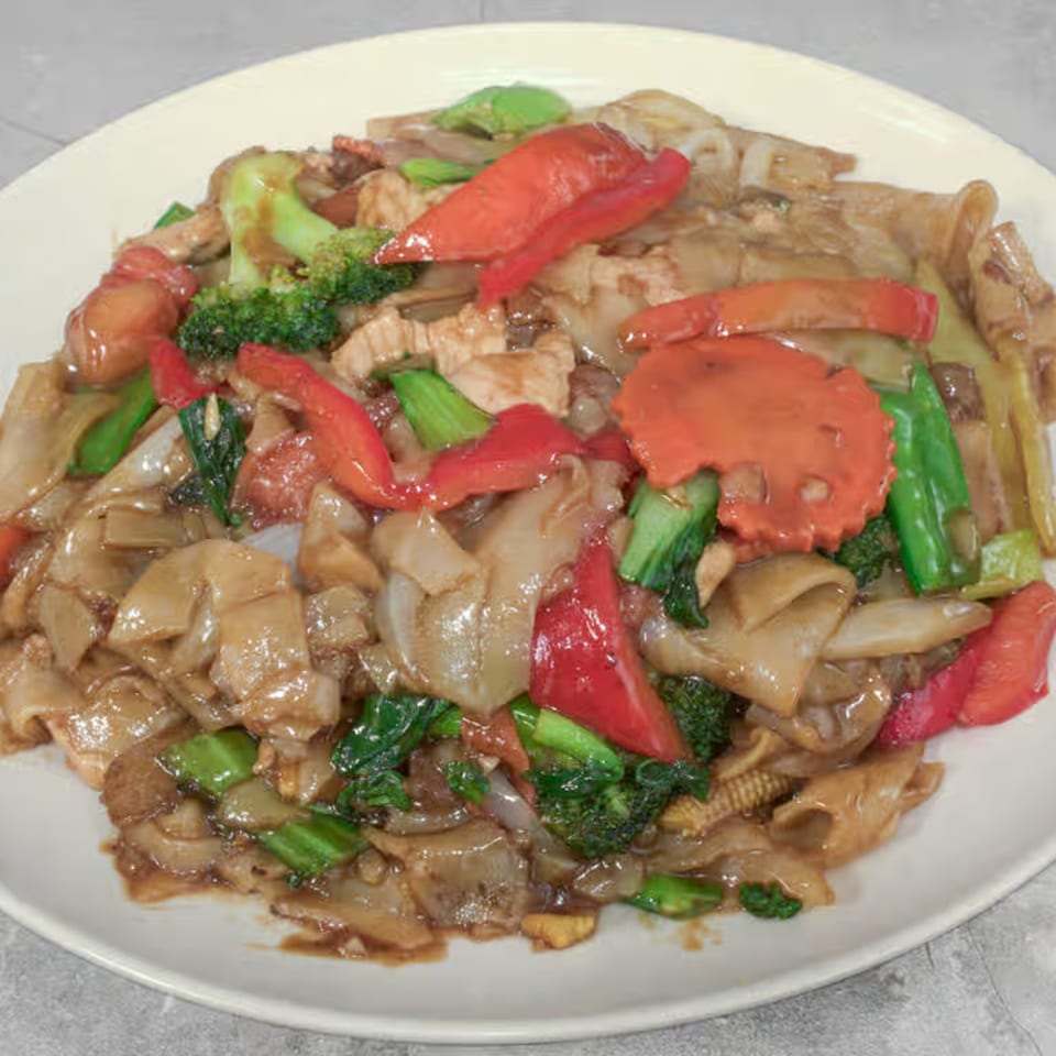 Thai Bliss Pad See Ew with wide noodles, chicken, broccoli, carrots, and red bell peppers.