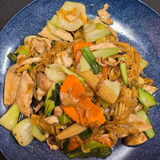 Pad Egg Noodle.